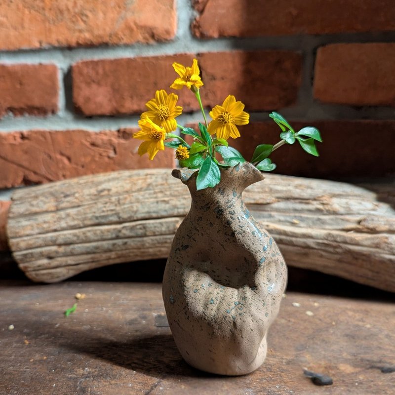 差點被 囝仔手賤 捏壞的花瓶 療癒系 鶯歌 手作 文創  陶花瓶 - 花瓶/花器 - 陶 卡其色