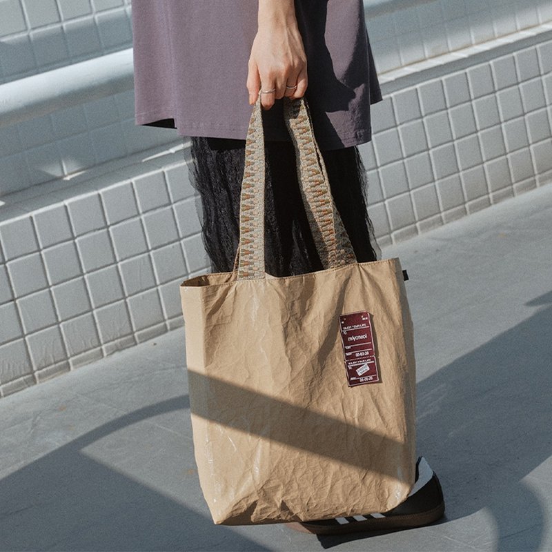 Korean wrinkled tote bag-cocoa pudding environmentally friendly DuPont paper material portable shoulder and shoulder waterproof water repellent - กระเป๋าแมสเซนเจอร์ - กระดาษ สีกากี