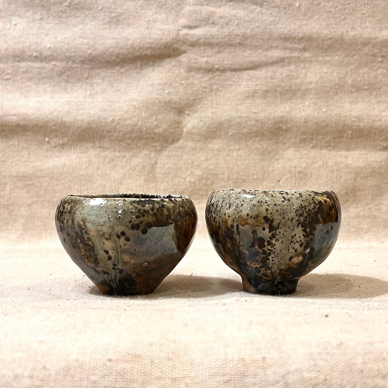 Golden color falling ash and simple firewood pair cups / a set of two cups / small ordinary handmade - ถ้วย - ดินเผา 