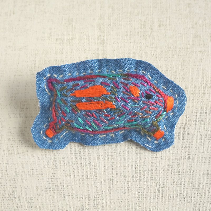 手刺繍干支ブローチ　亥(受注制作) - 胸針 - 繡線 藍色