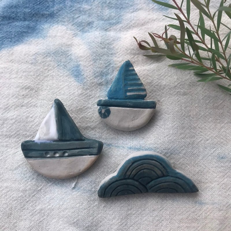 Boat set / ceramic brooch / handmade - 胸針 - 陶 白色