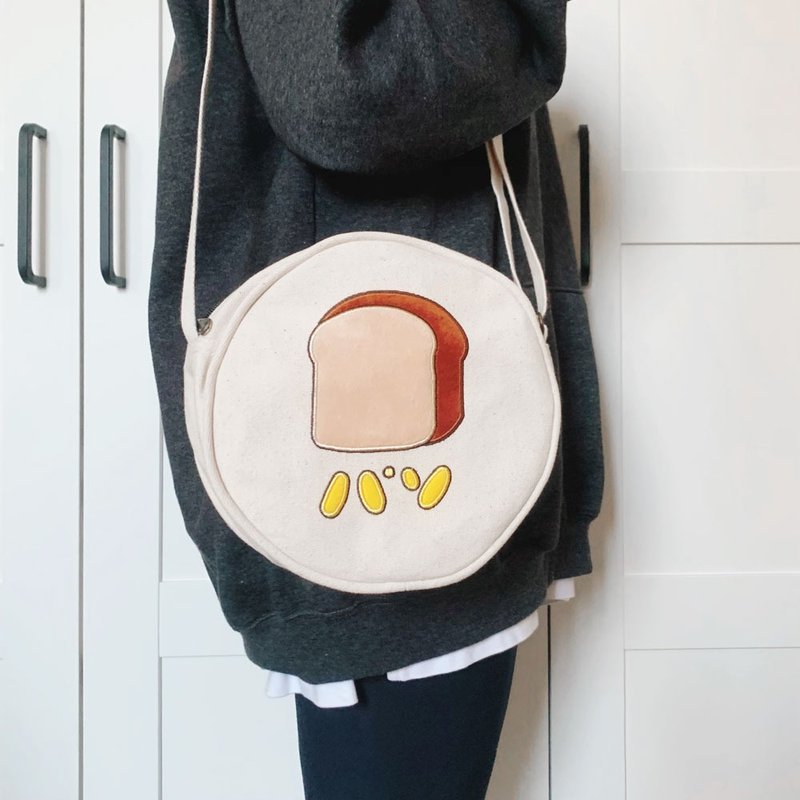 A piece of toast towel embroidery / round canvas cross-body bag - กระเป๋าแมสเซนเจอร์ - ผ้าฝ้าย/ผ้าลินิน หลากหลายสี