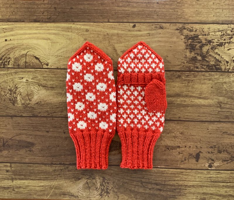 Vermilion mittens with cover in traditional Scandinavian pattern - ถุงมือ - ขนแกะ สีแดง