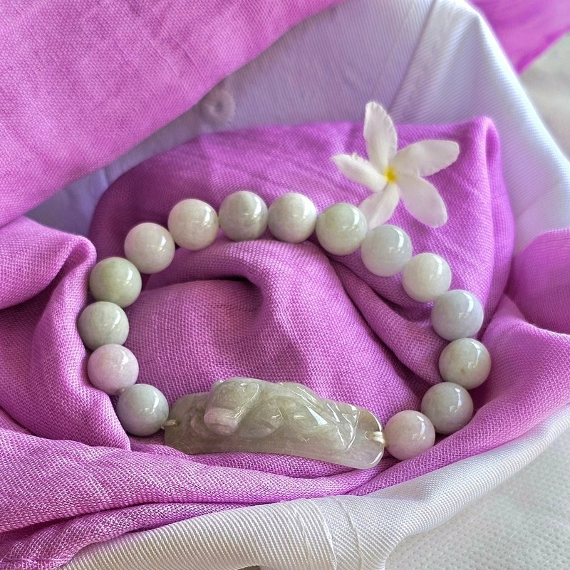 Burmese jade bracelet, hand-carved crouching Pixiu and 9.4 mm round jade beads - 手鍊/手環 - 玉石 白色