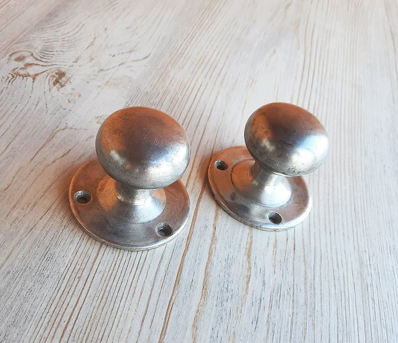 Vintage metal round door knobs pair - old Soviet door pulls retro room decor - 其他家具 - 其他金屬 銀色