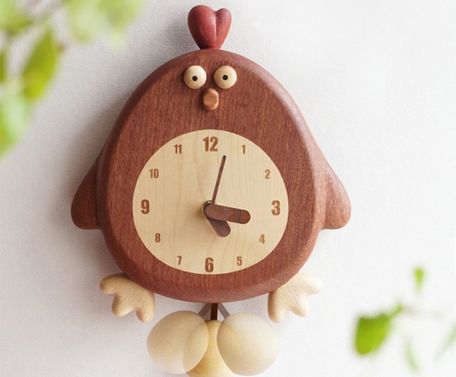 コッコちゃん掛け時計：無垢材の振り子時計、リビングを彩る