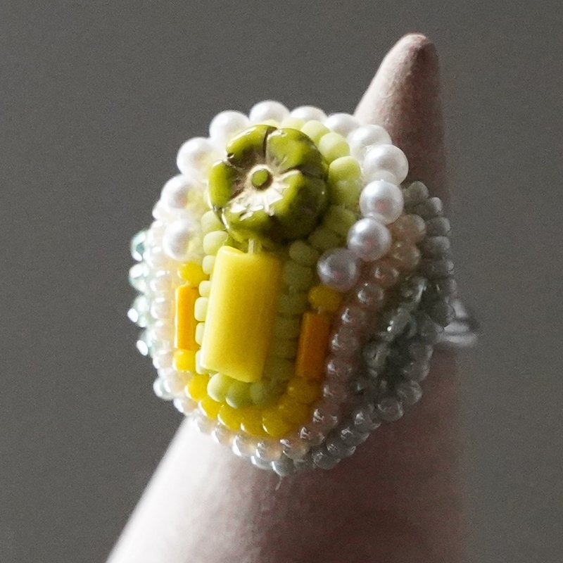 おゃべりな指輪109 フリーサイズ　ビーズ刺繍のリング　フラワー　イエロー　おおぶりリング - 戒指 - 塑膠 黃色