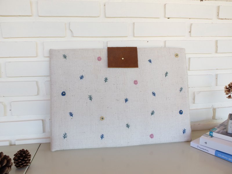 Handmade Macbook sleeve embroidered a little flowers from natural dyes thread on handwoven cotton fabric - 平板/電腦保護殼/保護貼 - 棉．麻 多色