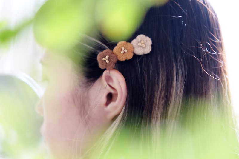 Three Flower Hairpin_Caramel Latte I Duckbill Clip I Wool Felt - Hair Accessories - Other Materials Brown