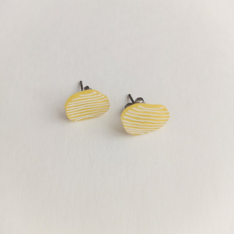 ポテトチップス　スタッドピアス　1点もの　キャッチ付き　手描き - 耳環/耳夾/耳骨夾 - 塑膠 黃色
