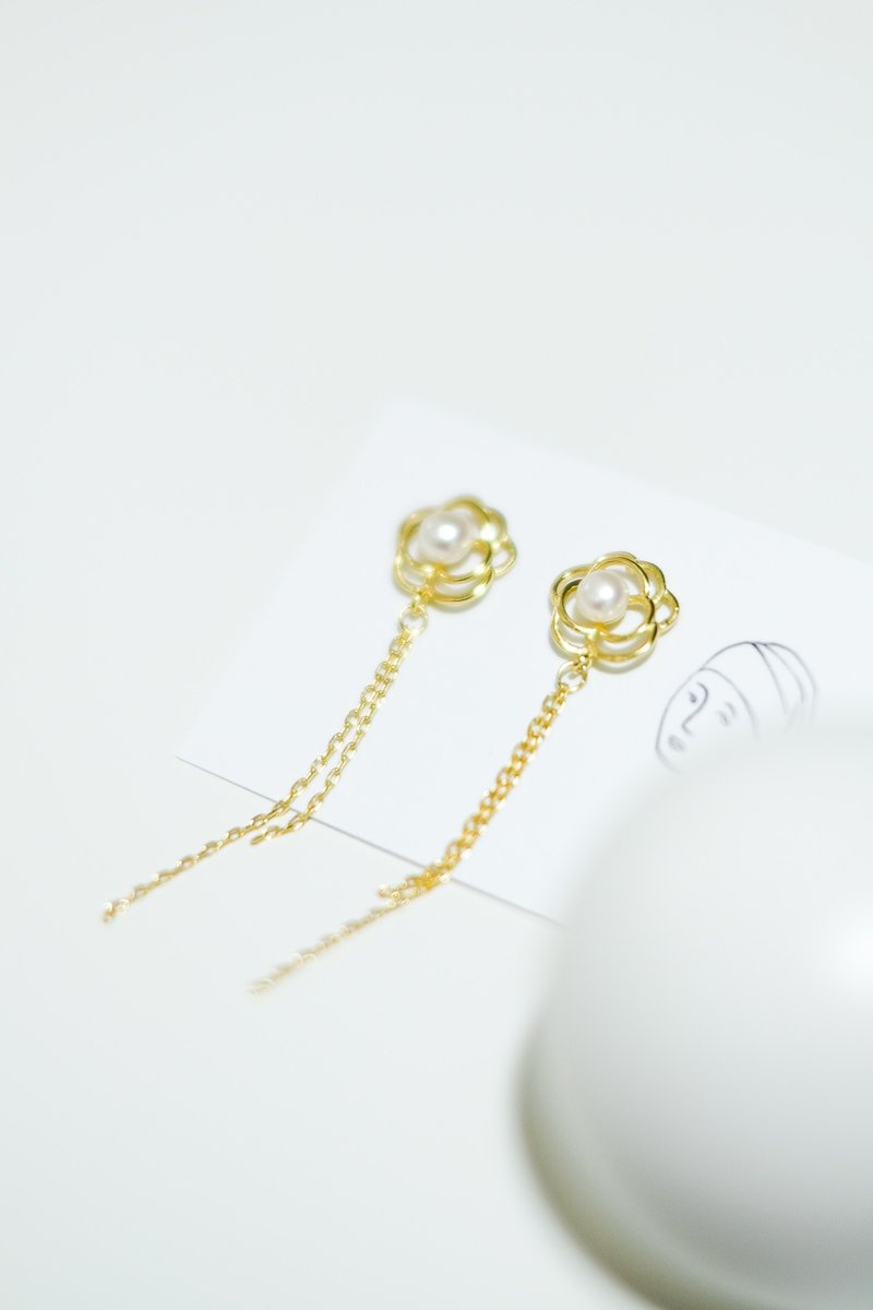 Camellia dress - Freshwater Pearl sterling silver ear studs - ต่างหู - เงินแท้ สีทอง