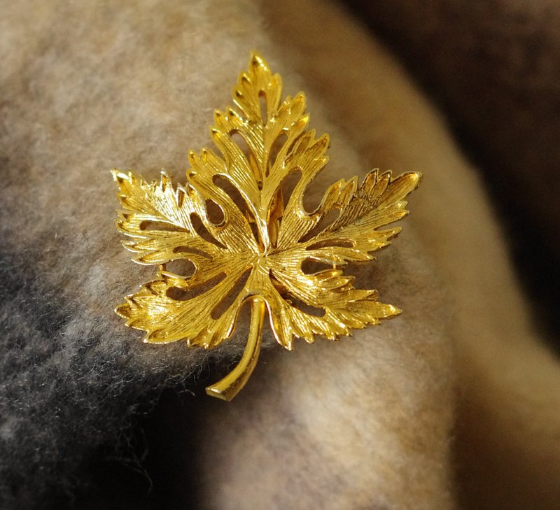 Antique Vintage golden maple leaf brooch B2042 - เข็มกลัด - โลหะ สีทอง