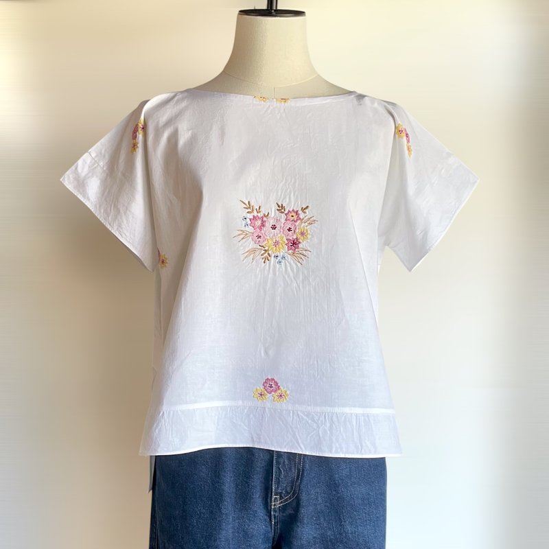 Pinkoi Proxy Purchase - スクエアブラウス【送料込み】古布リメイク　半袖　ホワイト　刺繍入り - 女上衣/長袖上衣 - 棉．麻 白色