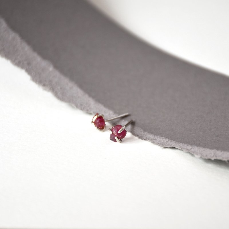 Handmade Raw Ruby with sterling silver Stud Earring, Birth stone for July - ต่างหู - เครื่องเพชรพลอย สีแดง