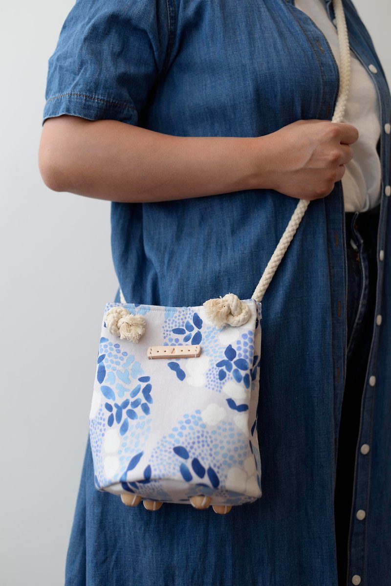 島中坊研 日本布料 束口袋系列 B 系 Flower Ball - Blue - 水桶袋/索繩袋 - 棉．麻 藍色
