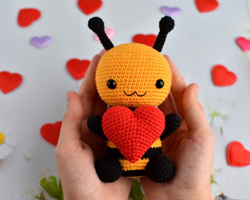 Plush bee with heart / Cute bee gift - 公仔模型 - 棉．麻 