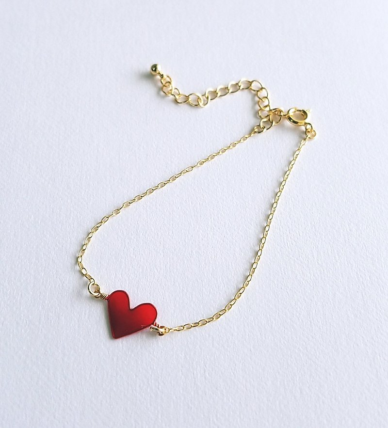 mini heart bracelet red - สร้อยข้อมือ - เรซิน สีแดง