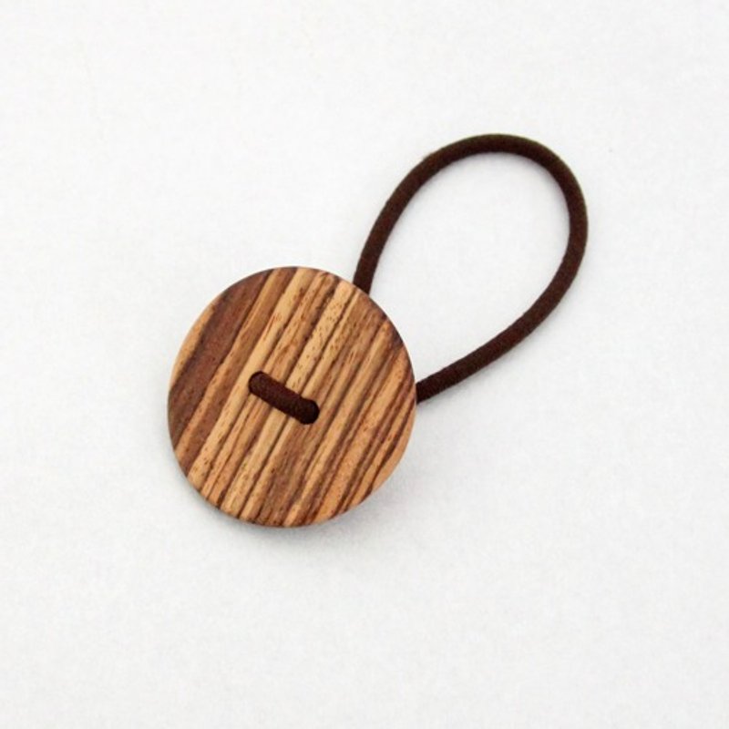 Wooden button  hair tie Zebla Wood - เครื่องประดับผม - ไม้ สีนำ้ตาล