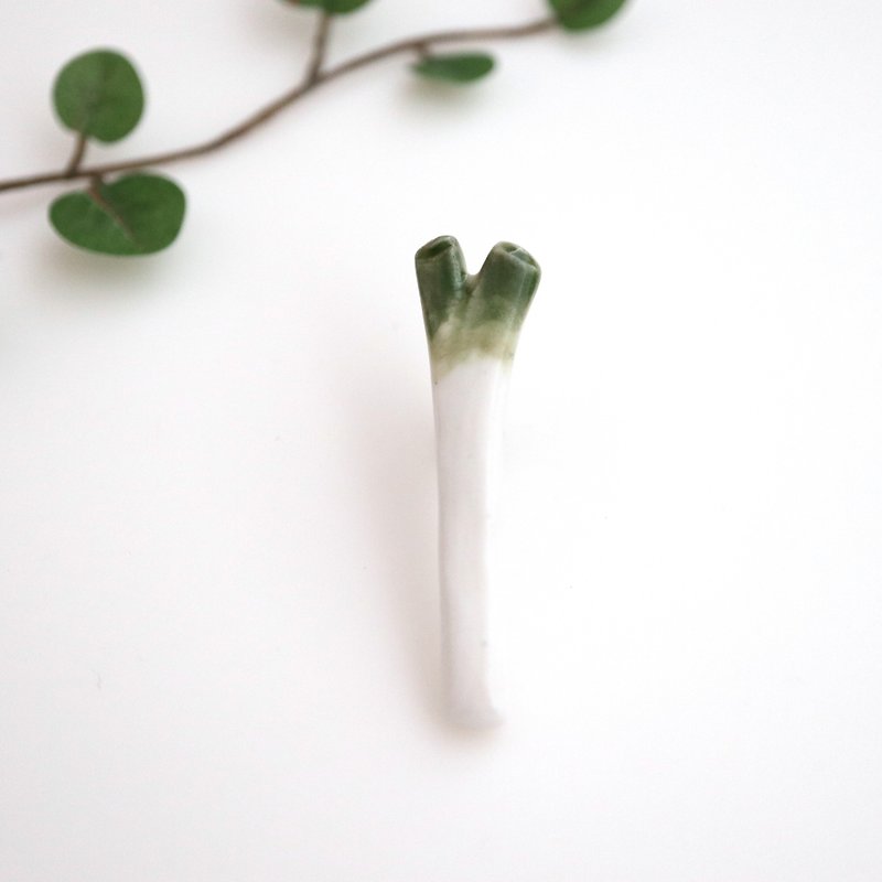 Scallion pin brooch - Brooches - Porcelain Green