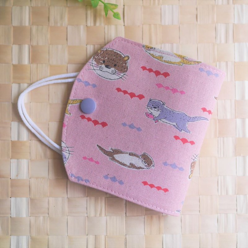 限量訂製款=口罩暫存套/口罩收納套=日本布料=QQ水獺君=粉紅 - 口罩/口罩收納套 - 棉．麻 粉紅色