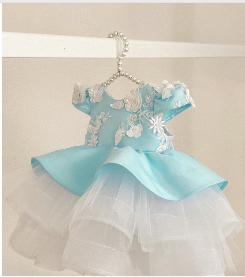 Blue and white dress with 3d flowers and bow clip for hear. First birthday dress - 男/女童禮服 - 其他材質 