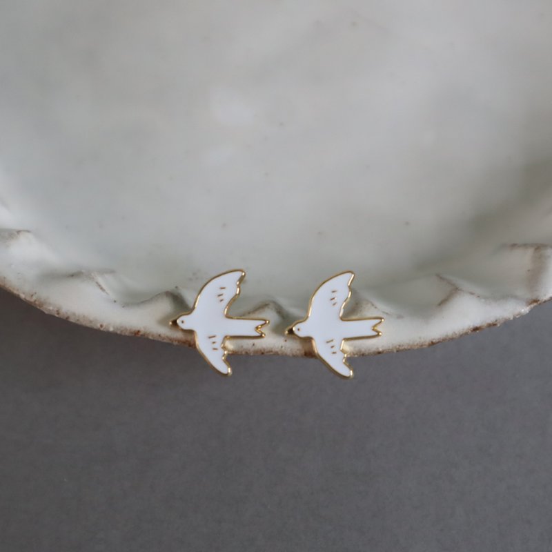 Seagulls fly freely Taiwan's endemic bird bird earrings and Clip-On - ต่างหู - วัตถุเคลือบ ขาว