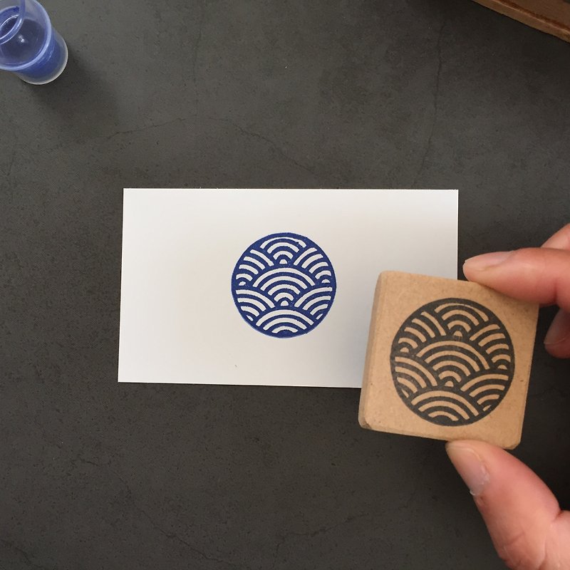 Easy-to-use round Japanese pattern eraser stamp (Aomi wave) - ตราปั๊ม/สแตมป์/หมึก - วัสดุอื่นๆ ขาว