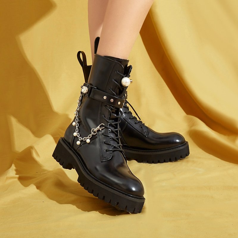| HOA | Low Lace-Up Martin Boots | Pearl Chain | 5563 | - รองเท้าบูทสั้นผู้หญิง - หนังแท้ สีดำ