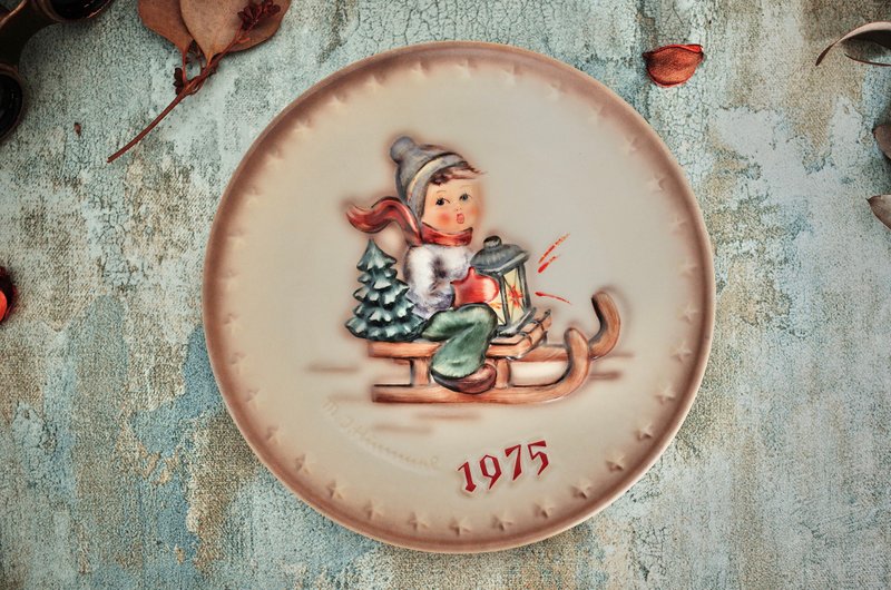 Old German-made Ximu Doll Goebel MIHummel 1975 Souvenir Plate (rare original box) - ของวางตกแต่ง - เครื่องลายคราม สีกากี