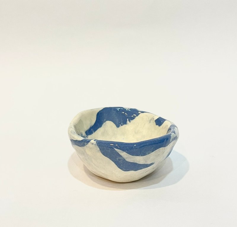 [Wuxi Studio] Hand-squeezed blue small bowl for twisted tire - เซรามิก - ดินเผา สีน้ำเงิน