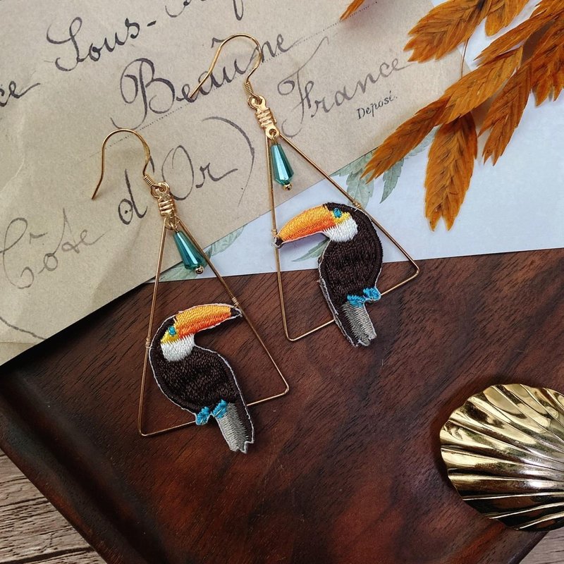 刺繍ピアス・イヤリング | 三角オオハシ | Littdlework - ピアス・イヤリング - 刺しゅう糸 多色