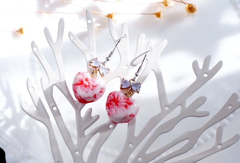 Crimson Flower Print Heart-shaped Macaron Earrings-Ear Pins/ Clip-On - ต่างหู - ดินเหนียว สีแดง