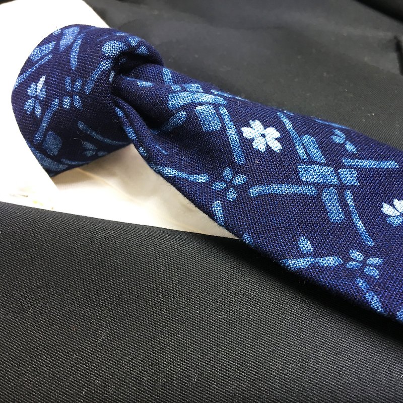 Indigo dyed Japanese pattern tie floral necktie - ネクタイ・タイピン - コットン・麻 ブルー