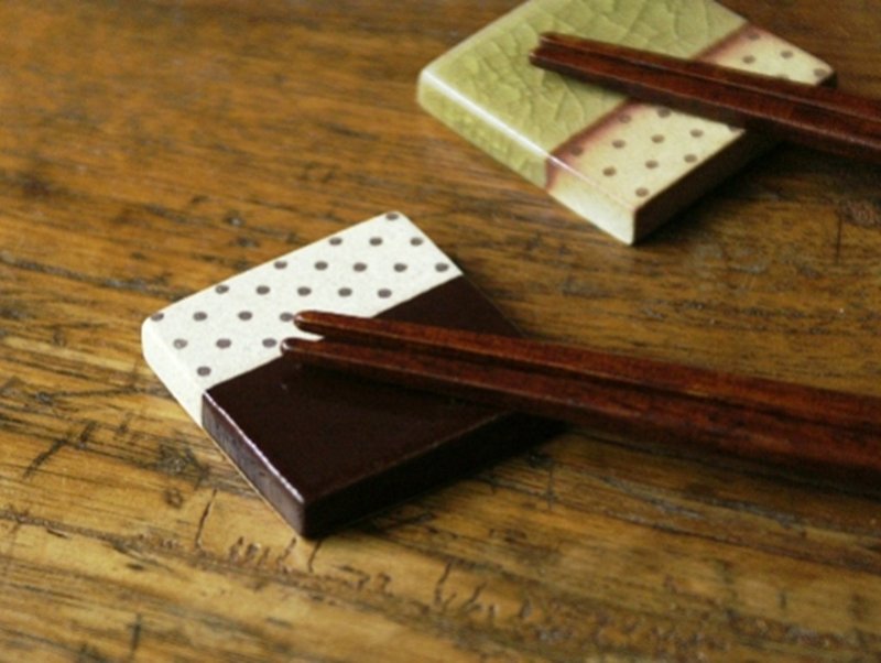 Chaque jour Japanese pottery chopstick rest four corners/coffee - Chopsticks - Pottery Brown
