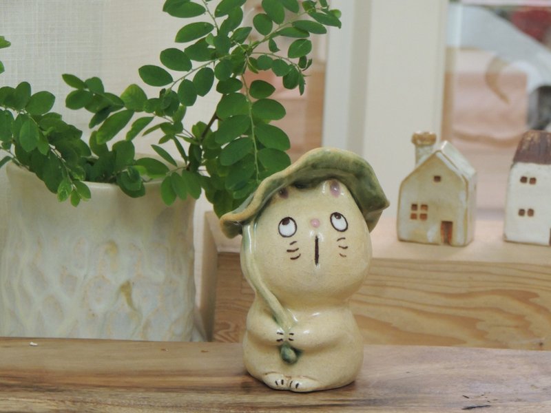 陶藝手作-小陶貓-撐荷葉的貓 - 公仔/玩偶 - 陶 卡其色