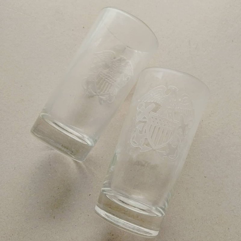 アメリカの昔ながらのワシのトーテムガラスの飲用カップ