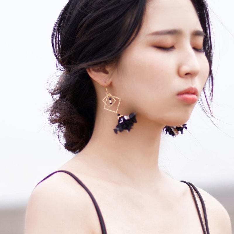 Mèlina 雨後泥濘晴花金屬框架耳環 - 耳環/耳夾/耳骨夾 - 其他材質 黑色