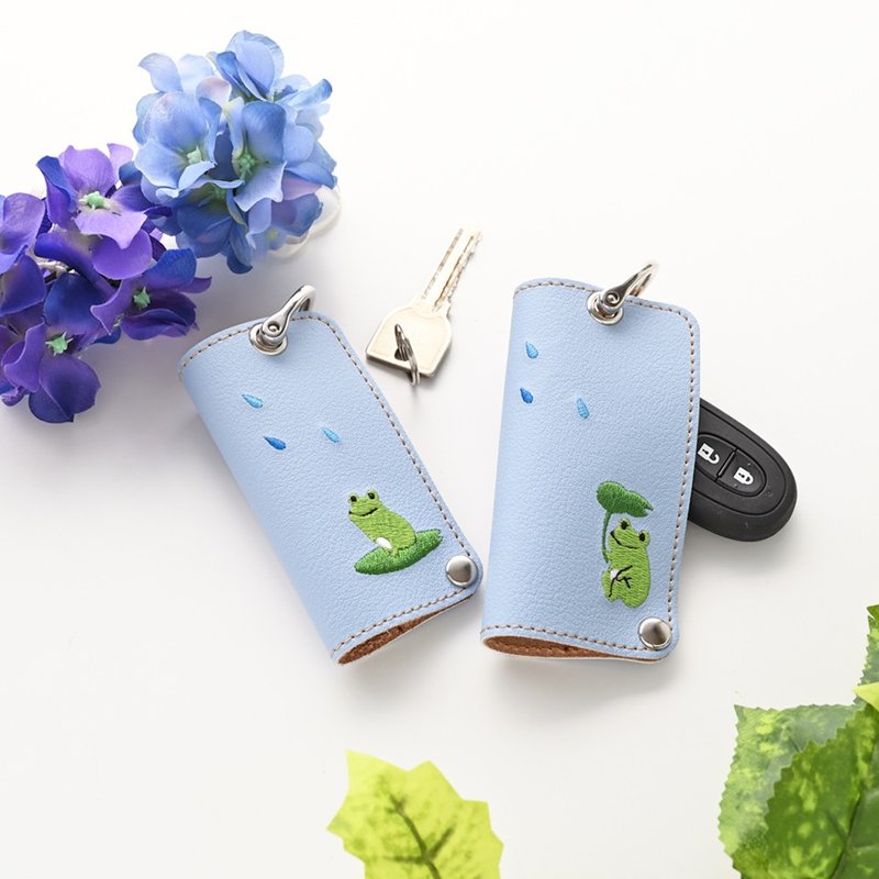 コンパクト キーケース 【 刺繍 カエル 】 レザー カエルの日 スマートキー 鍵 ペールブルー A158I - 鑰匙圈/鑰匙包 - 真皮 藍色