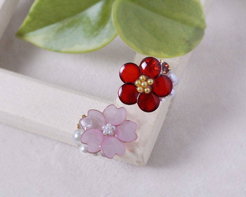 Spring Cherry Blossoms and Koume Japanese Clip-On that go well with kimono - ต่างหู - วัสดุอื่นๆ หลากหลายสี