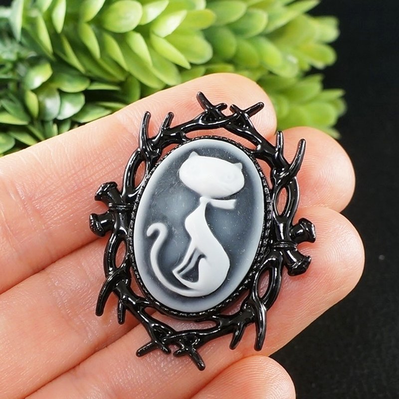 Black and White Cat Cameo Brooch Kitty Kitten Oval Vintage Brooch Pin Jewelry - 胸針 - 其他材質 黑色