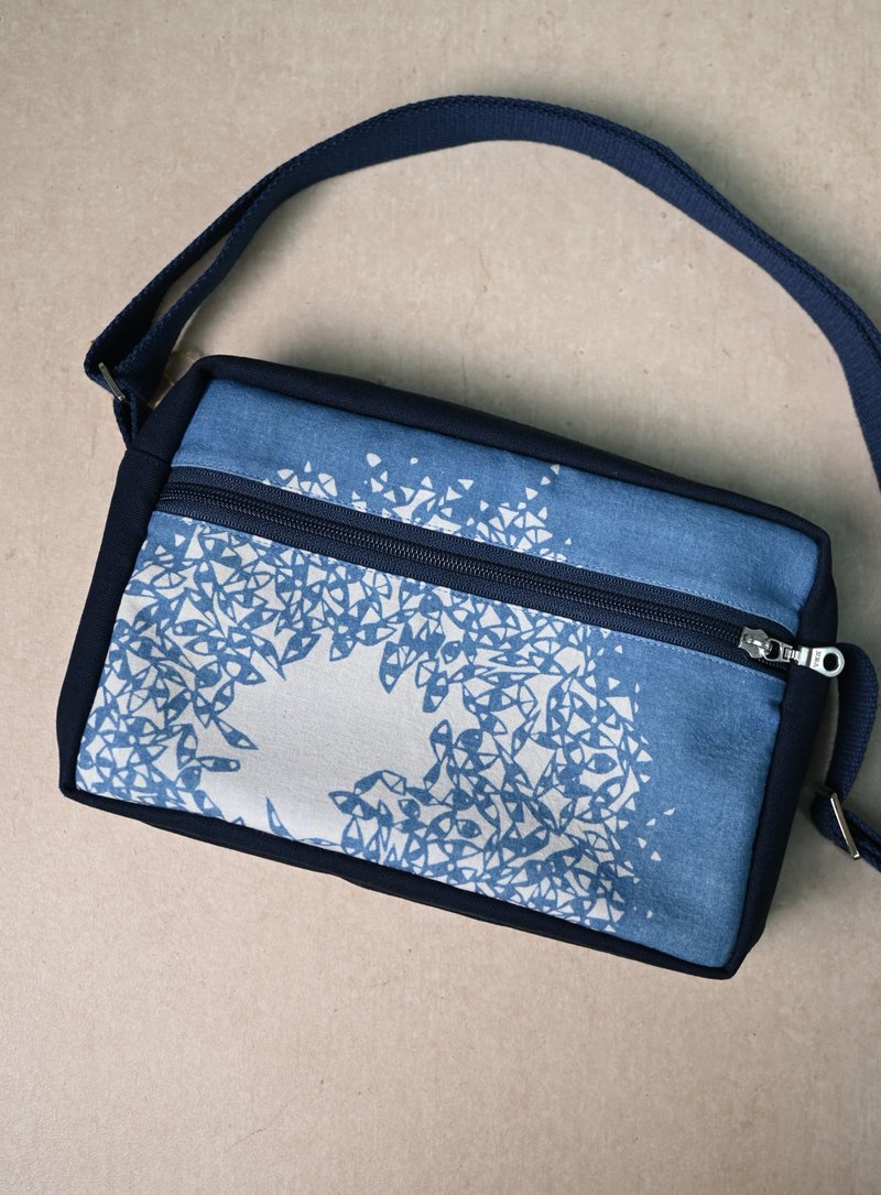 【記憶有限】藍染立體隨身包-型染樹葉 - 側背包/斜背包 - 棉．麻 藍色