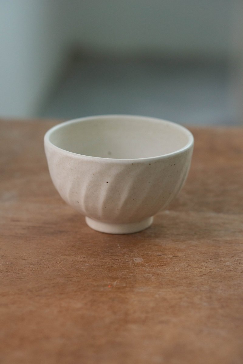 Seashell inspired small bowl - ถ้วยชาม - เครื่องลายคราม ขาว