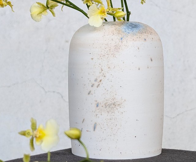 白い陶器の円筒形花器 木箱付き 白い陶器の円筒形花器 木箱付き 花瓶 円柱 陶器