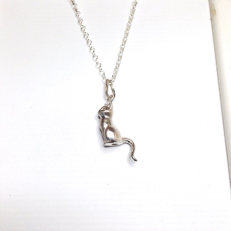 Silver Sitting Cat Necklace Jewelry Cat Loss Memorial Cat Lover Birthday Gift - Necklaces - Other Metals Silver