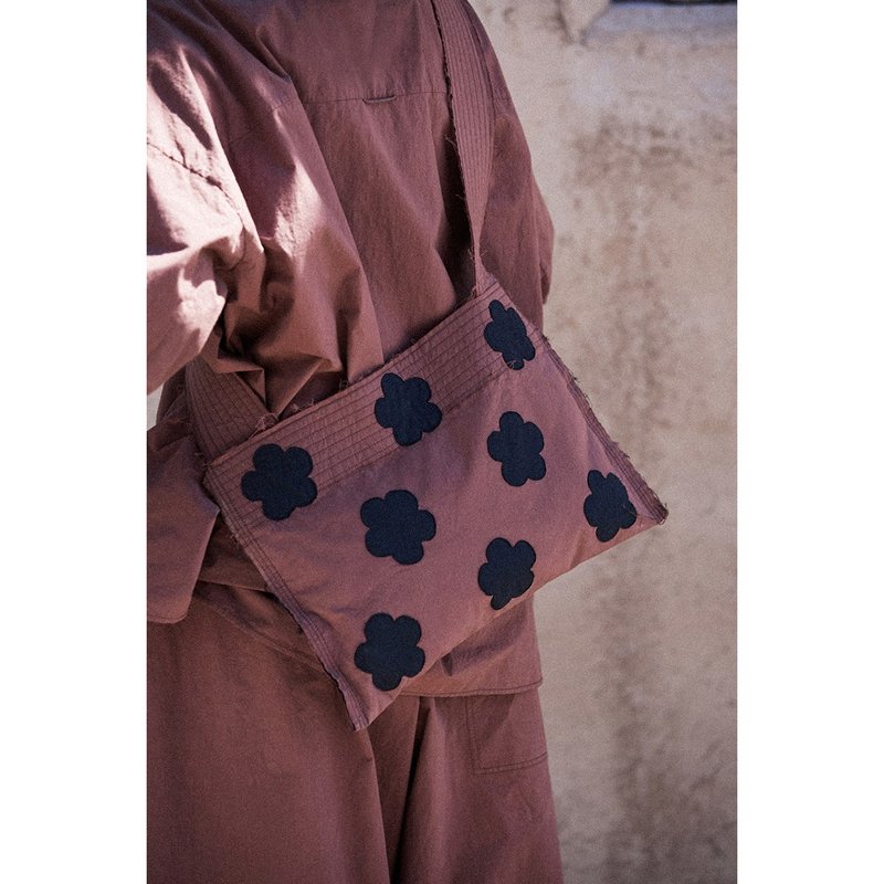 榛果紅棕花兒信封斜挎包 - 側背包/斜背包 - 棉．麻 