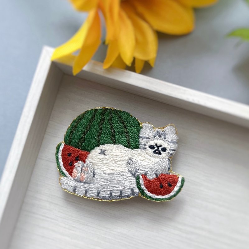 Embroidery brooch of a cat that ate a lot of watermelon - Brooches - Thread Green