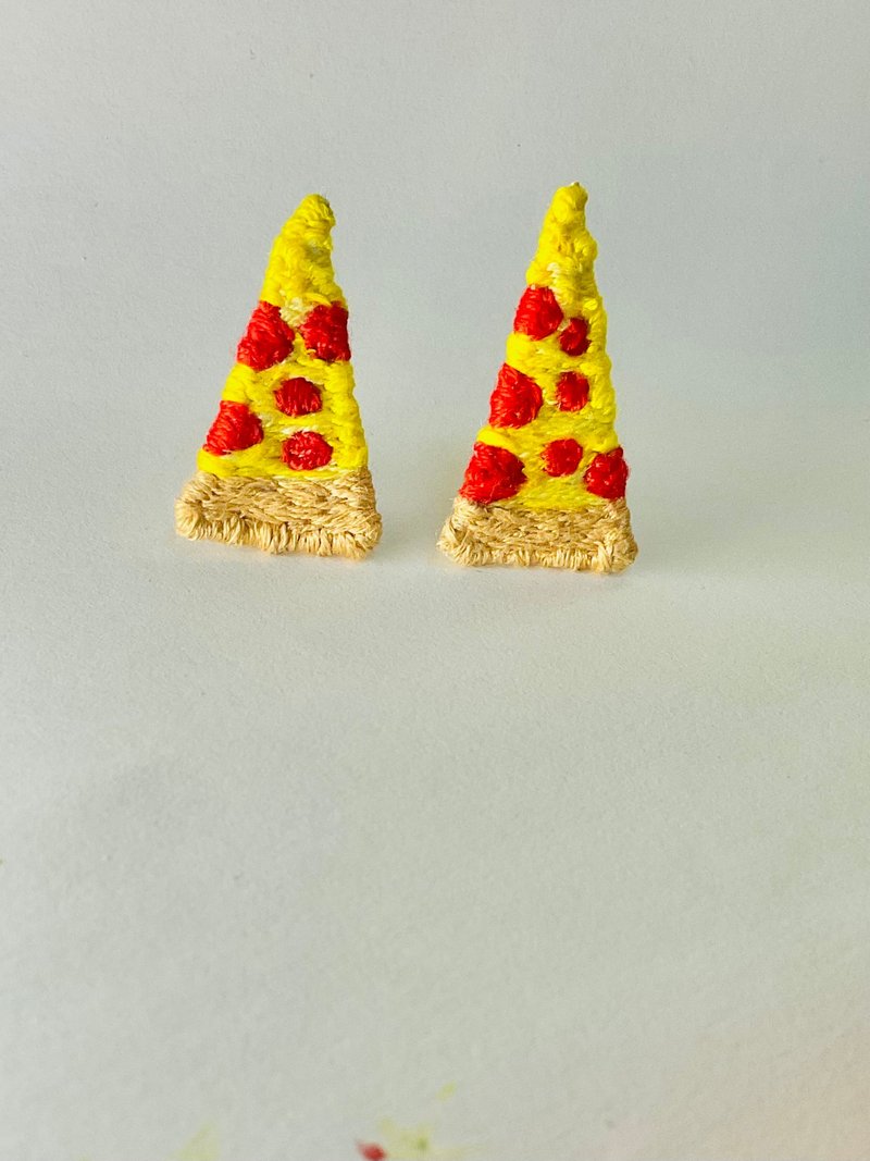 手刺繍 アメリカンサラミピザピアスB 美食ハンドメイドフード 特別なアクセサリー ギフト - ピアス・イヤリング - 刺しゅう糸 イエロー