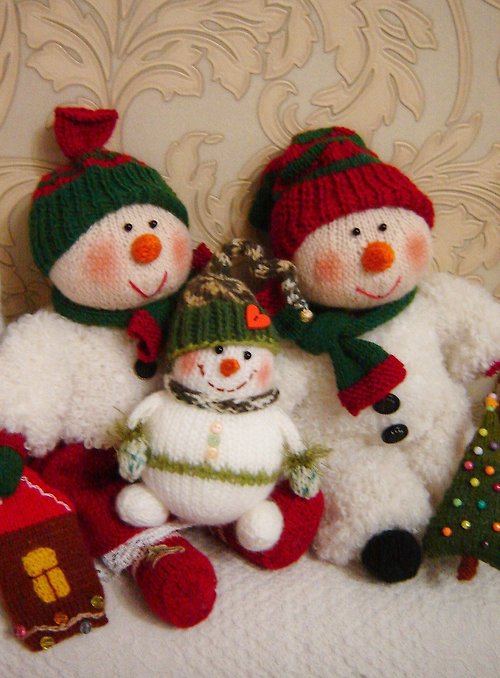 ToysMomClara Toy knaitting patterns Christmas- Knit Mom and dad are snowmens with a baby