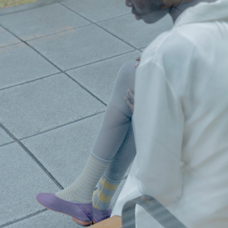 T075 Canary Tartan ถุงเท้าซีทรูลายสก็อตแบบไม่สมมาตร - ถุงเท้า - ผ้าฝ้าย/ผ้าลินิน สีเหลือง