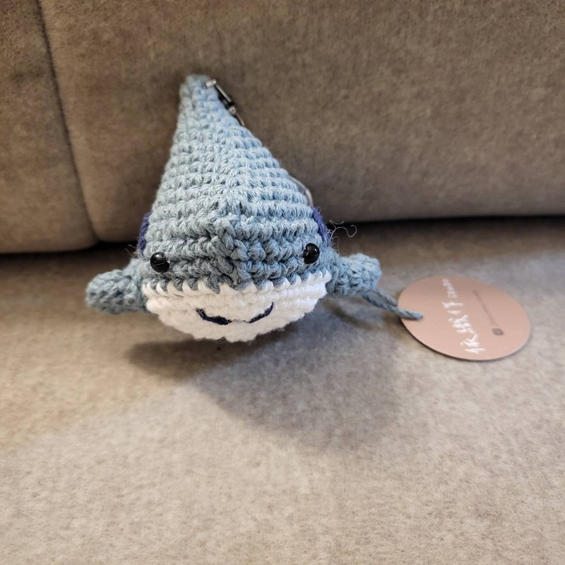 Pure cotton hand-crocheted shark doll pendant accessories in multiple colors and can be customized - พวงกุญแจ - ผ้าฝ้าย/ผ้าลินิน 